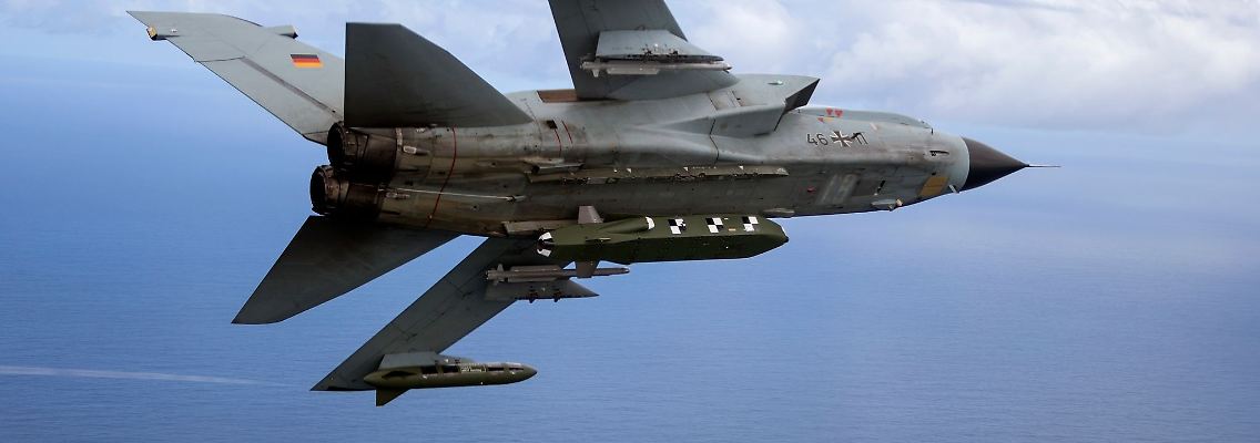 Die von der Bundeswehr herausgegebene Aufnahme zeigt einen Kampfjet Tornado IDS ASSTA 3.0, bestückt mit dem Lenkflugkörper Taurus.