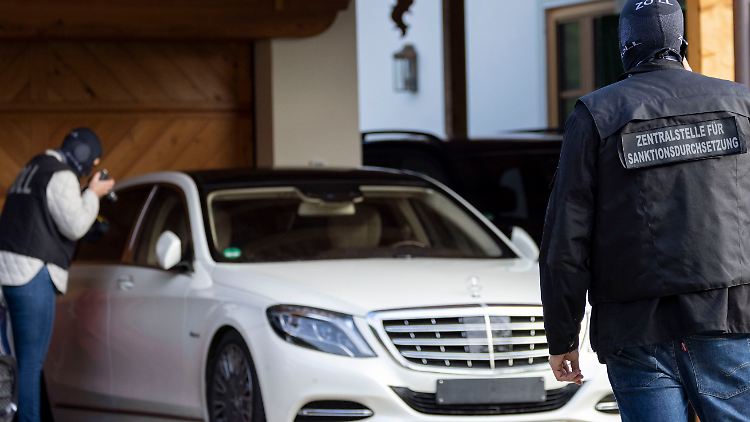 Hier im vergangenen Jahr im Einsatz: Zollbeamte stellen bei einer Razzia in einer Villa am Tegernsee Vermögenswerte sicher, die im Zusammenhang mit einem russischen Oligarchen stehen sollen.