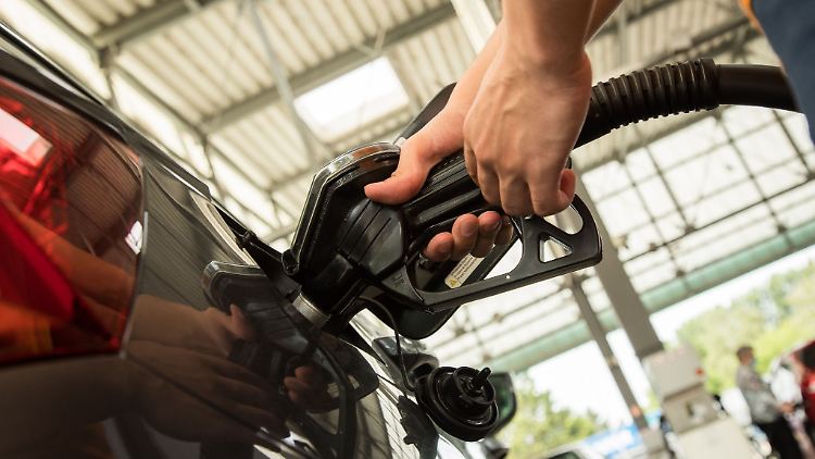 Mehrfach mit der Diensttankkarte den Sprit fürs Privatauto bezahlt? Das kann eine fristlose Kündigung rechtfertigen.