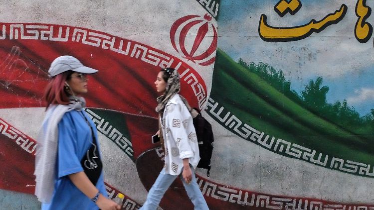 Kopfbedeckung ist Pflicht für Frauen im Iran. Die Sittenpolizei kontrolliert dies, es kommt immer wieder zu Zusammenstößen.