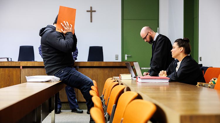 Der 39-jährige Angeklagte sitzt zu Prozessbeginn im Landgericht München. Er verweigerte die Aussage. 