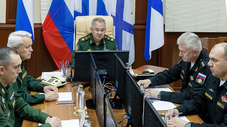 Der russische Verteidigungsminister bei einer Lagebesprechung zur Aufstellung neuer Einheiten.
