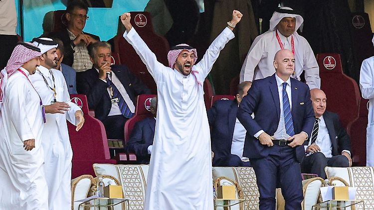 Kronprinz Mohammed bin Salman (m.) und FIFA-Boss Gianni Infatino können wieder jubeln, wie hier bei der WM 2022.