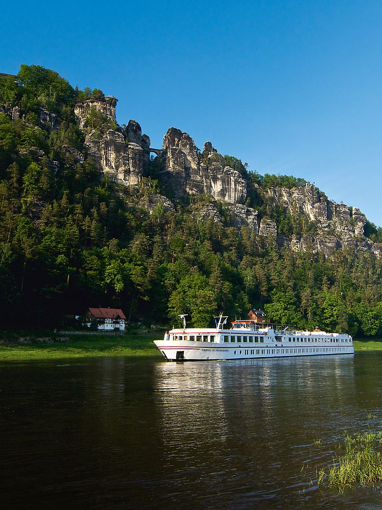 Begrenzte Kapazität: Flusskreuzfahrtschiffe - hier die "Viking Schumann" auf der Elbe in Sachsen - können bestimmte Abmessungen nicht überschreiten. Sind sie zu groß, werden viele Ziele unerreichbar.