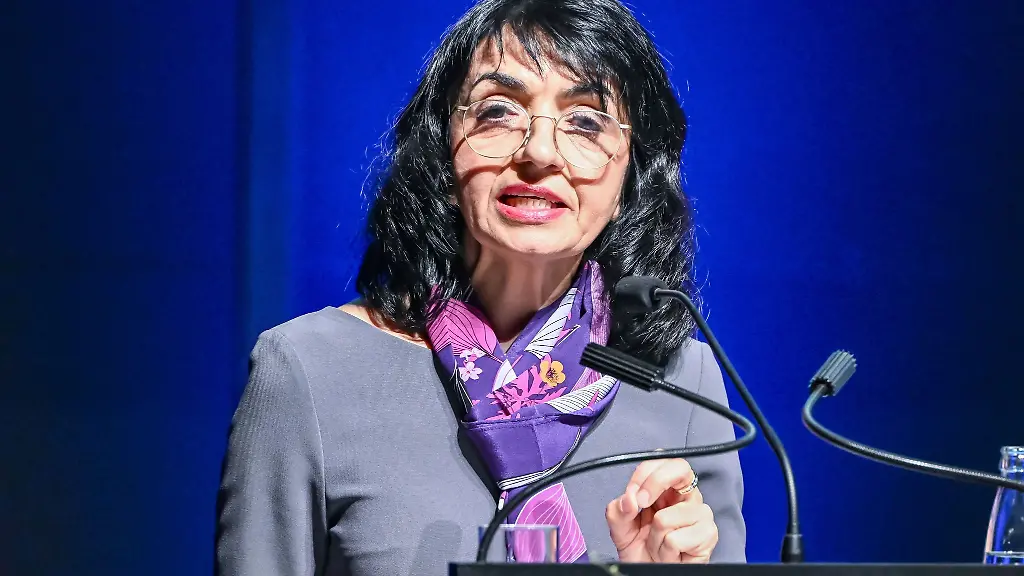 Landtagspraesidentin-Muhterem-Aras-spricht-im-Konzerthaus-bei-einer-Gedenkstunde-des-Landtags-fuer-die-Opfer-des-Nationalsozialismus