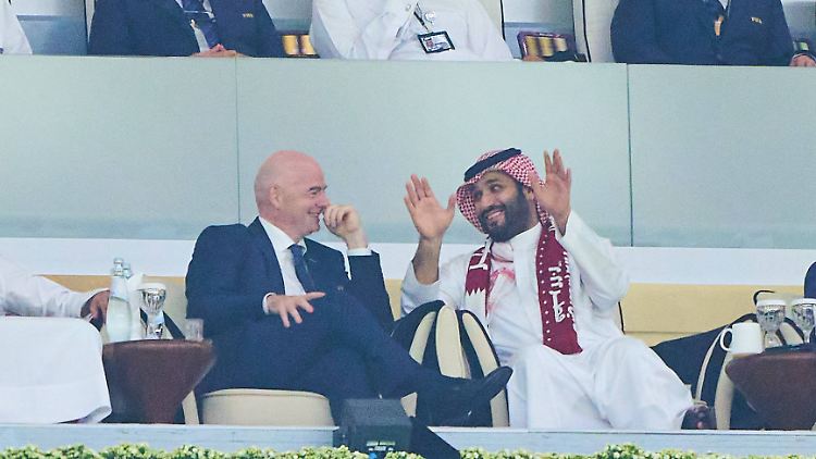 Gianni Infantino und Mohammed bin Salman bei der WM 2022 in Katar.