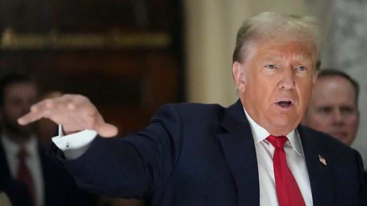 Redet gerne: Trump in einer Lunch-Pause im Verfahren wegen Steuerbetrugs.