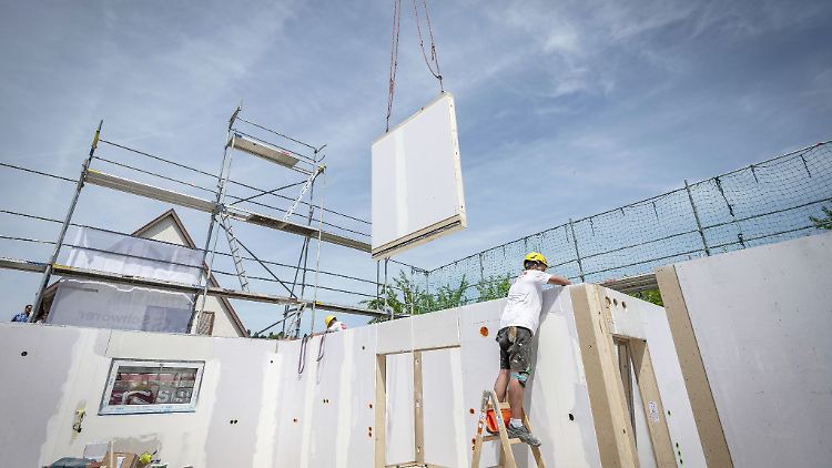 Fertighäuser: Eine bessere Planbarkeit in Bezug auf Kosten und Bauzeiten sind Pluspunkte im Vergleich zu Massivhäusern.