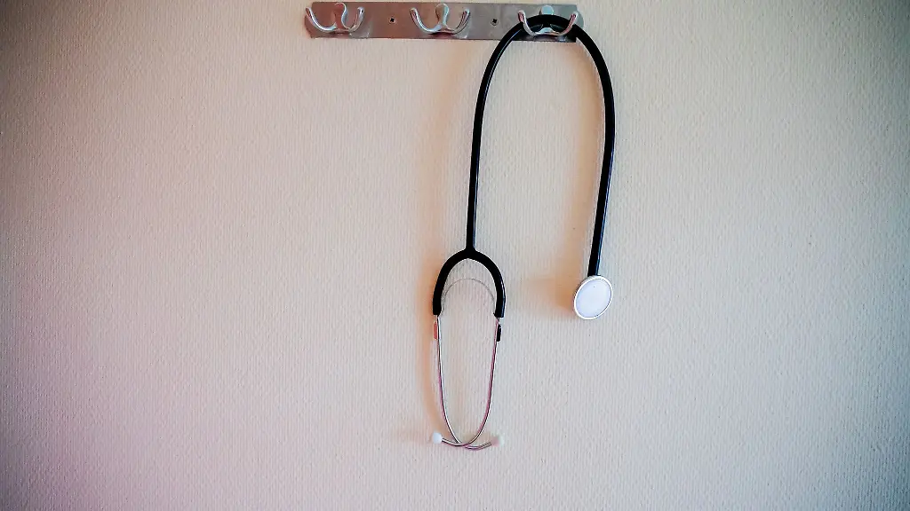 Ein-Stethoskop-haengt-in-einem-Krankenhaus-an-einer-Garderobe