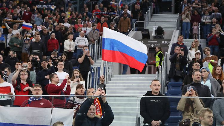 Die russische Flagge bleibt bei internationalen Spielen noch verboten. 