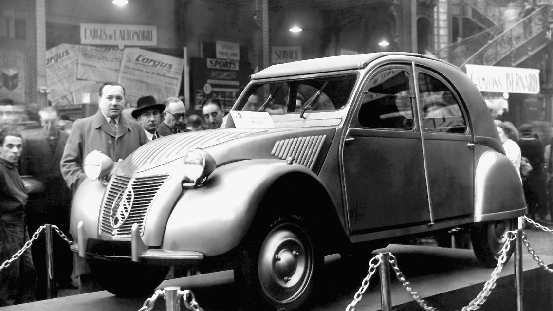 ... sorgte auf dem Pariser Automobilsalon bei der Vorstellung am 7. Oktober 1948 ...
