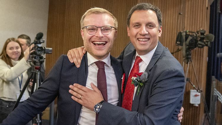 Michael Shanks (l.) erobert bei der Nachwahl in Schottland den Sitz für die Labourpartei.