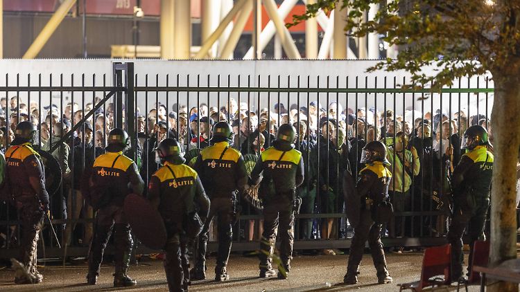 Zwischen Legia-Anhängern und Polizei soll es mehrere Auseinandersetzungen gegeben haben.