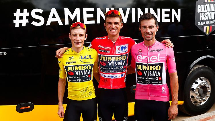 Jumbo-Visma hat den Radsport 2023 dominiert: Roglic (rechts) gewann den Giro d'Italia, Kuss (Mitte) die Vuelta a Espana, Vingegaard die Tour de France.