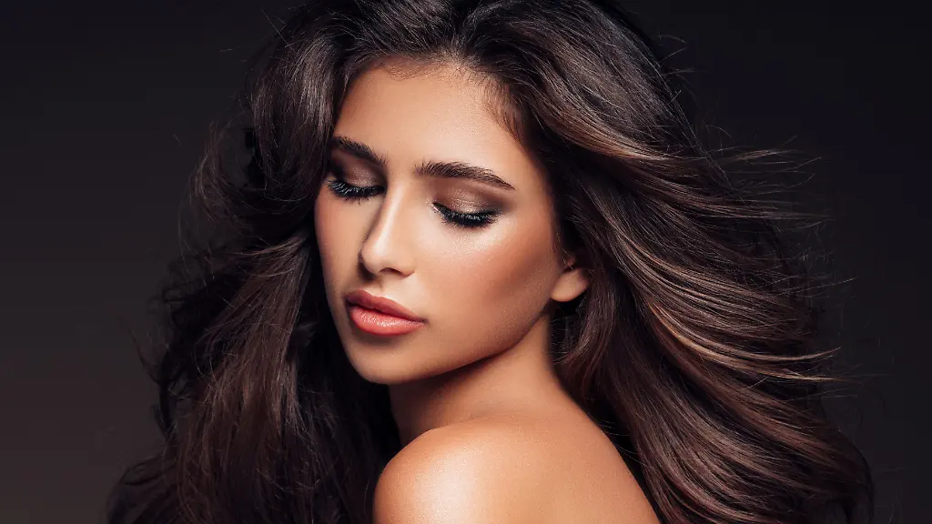 Mit-der-richtigen-Haarpflege-glaenzen-die-Haare-von-Frauen-und-Maennern