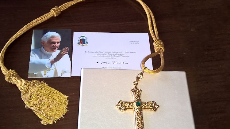 Das gestohlene Brustkreuz von Benedikt XVI. wurde bis zum Juni in der St. Oswald Kirche aufbewahrt