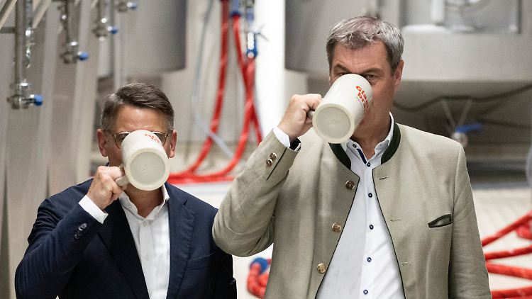 Auf das Wohle ihrer Bundesländer können Boris Rhein in Hessen und Markus Söder voraussichtlich auch am Sonntagabend wieder anstoßen. Doch bei der Wahl geht es um mehr.