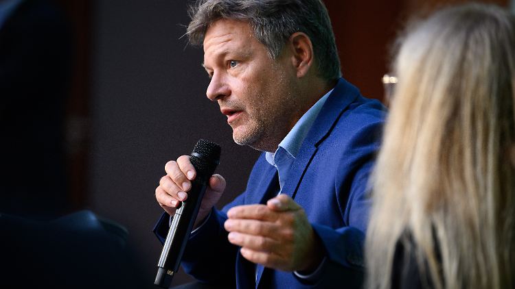 Wirtschaftsminister Habeck stellt die Herbstprognose der Bundesregierung offiziell am Mittwoch vor.