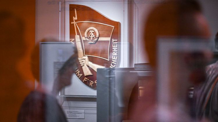 Historiker Wala legt dar, dass zur Wende "von der stolzen HVA nur ein Scherbenhaufen übrig blieb".