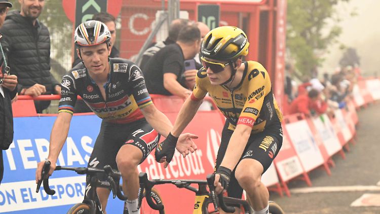 Remco Evenepoel (l.) und Jonas Vingegaard werden in der kommenden Saison nicht in einem Gigantenteam fahren.