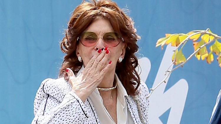 Kurz vor ihrem Sturz verteilte sie in Venedig noch Küsschen: Sophia Loren.