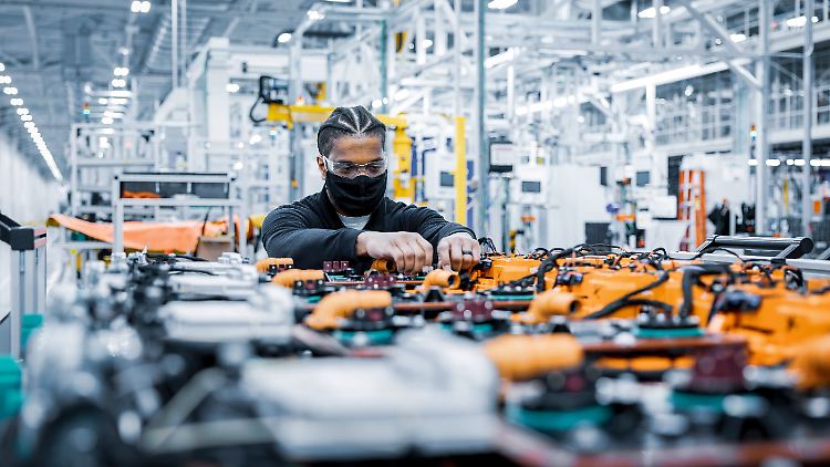 Ein Arbeiter in einem Batteriewerk im US-Bundesstaat Alabama.