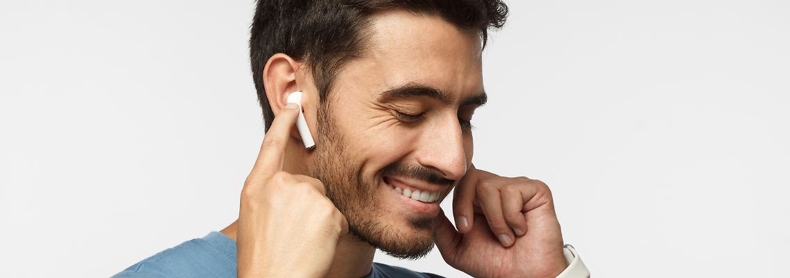 Beim Active Noise Cancelling nimmt ein Mikrofon Umgebungsgeräusche auf und sendet Schallwellen entgegen, sodass sich die Töne neutralisieren.