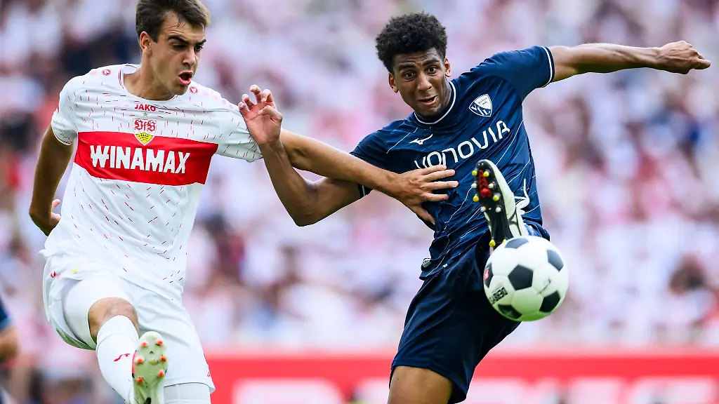 Stuttgarts-Jovan-Milosevic-l-in-Aktion-gegen-Bochums-Bernardo-r
