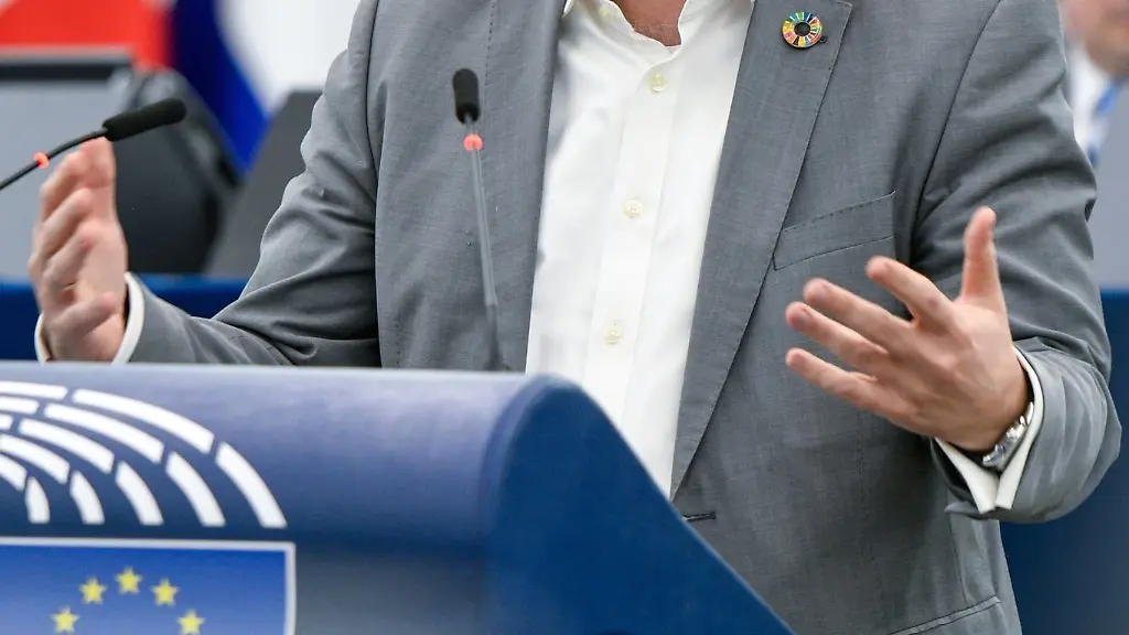 Der-Europa-Abgeordnete-Karsten-Lucke-spricht-auf-einer-Plenarsitzung-zu-Menschenrechte-im-Europaparlament