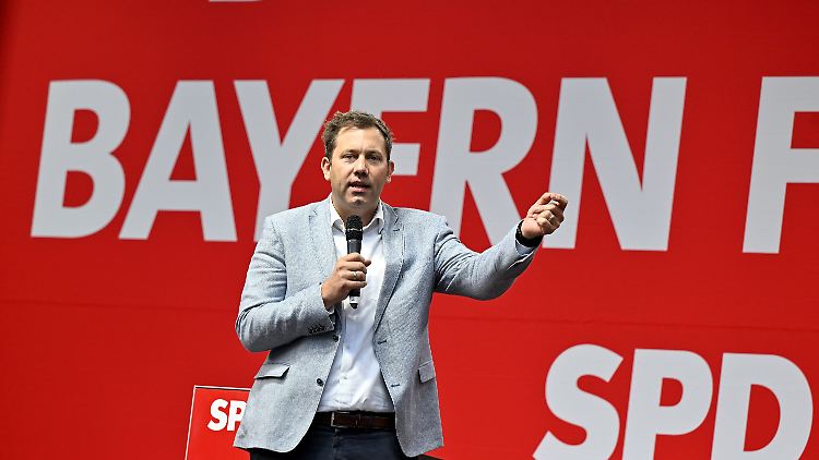 Wir haben einen enormen Mangel an Arbeitskräften: Klingbeil am Freitag beim Wahlkampf in Bayern. 
