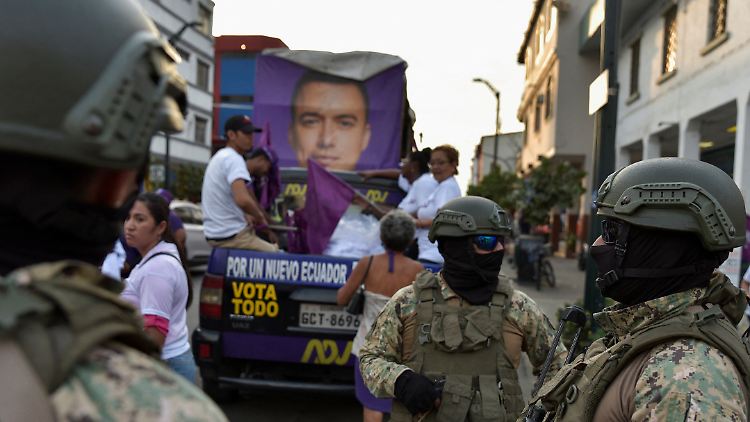 Wahlkampfveranstaltungen in Ecuador werden mittlerweile von schwerbewaffneten Militärs bewacht.