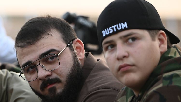 Adam Kadyrow (r.) habe zwar schon Führungsqualitäten bewiesen, kann aber nach seiner Prügelattacke aufgrund seiner erst 15 Jahre nicht angeklagt werden. 