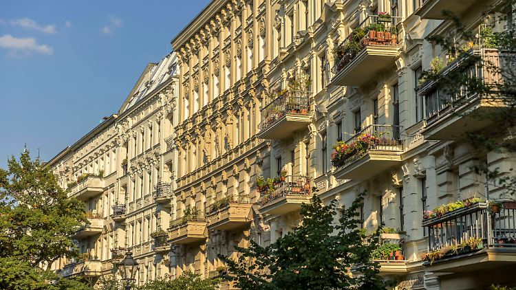 Schön gelegen, saniert, begehrt: In Berlin müssen Mieter einen besonders großen Anteil ihres Gehalts fürs Wohnen ausgeben. 