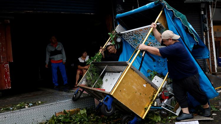 In Taiwan wird nach Taifun "Koinu" schon wieder aufgeräumt. Festland-China steht der Wirbelsturm noch bevor. 