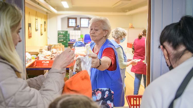 Im thüringischen Nordhausen gibt eine Ehrenamtliche Essen an Bedürftige aus. 