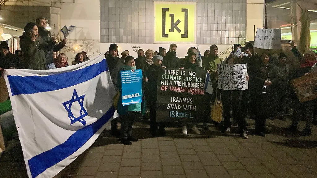 Teilnehmer-einer-proisraelischen-Demonstration-stehen-vor-dem-Kulturzentrum-Kampnagel