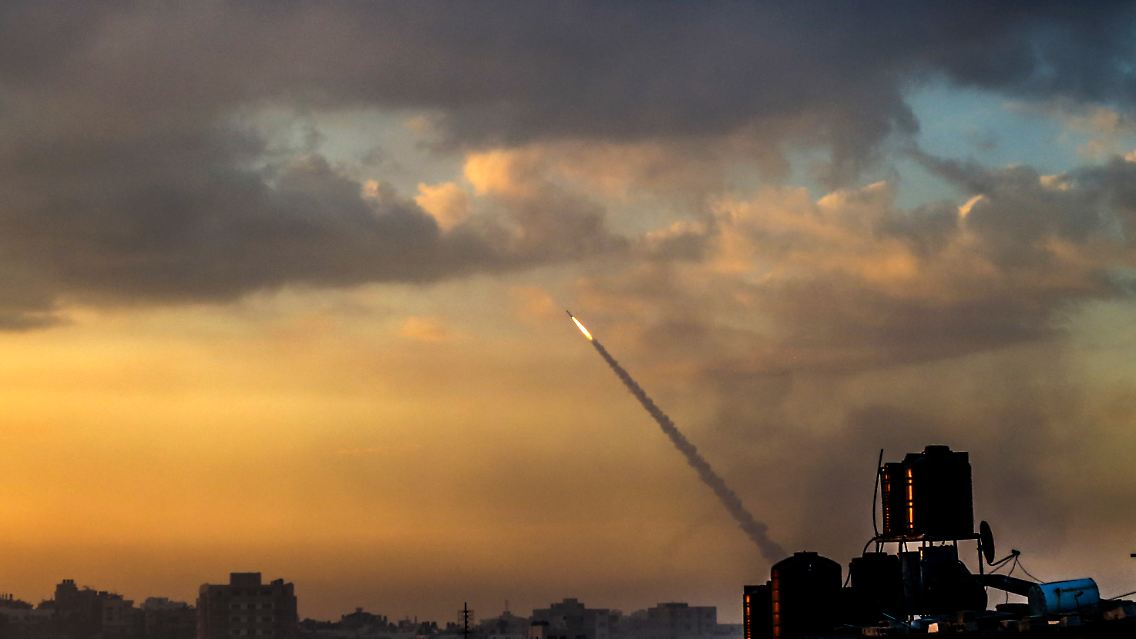Am Samstagmorgen dann feuern militante Palästinenser im Gazastreifen überraschend Raketen auf Ziele in Israel ab ...