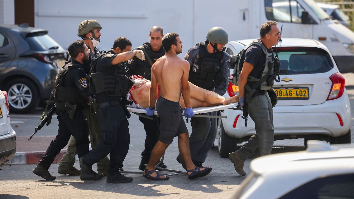 Israelische Einsatzkräfte retten eine verletzte Zivilistin in Ashkelon.