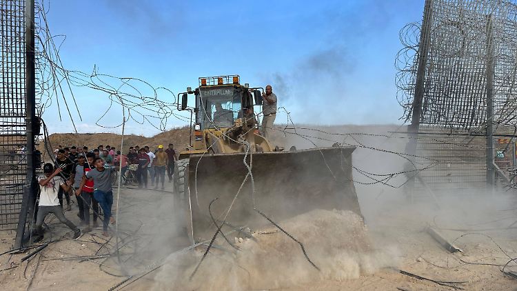 Palästinenser zerstörten am 7. Oktober den Grenzzaun zu Israel.