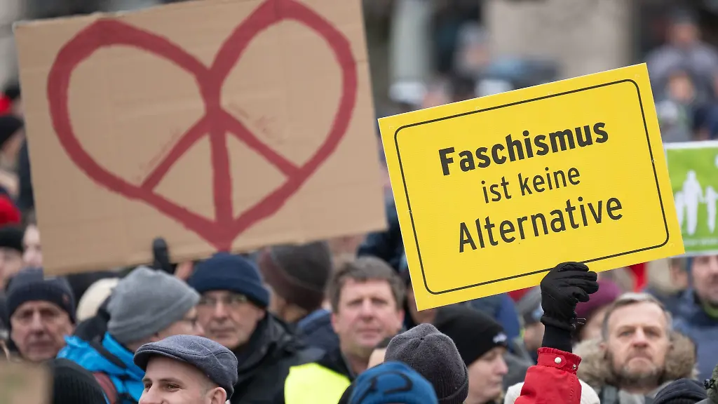 Teilnehmer-einer-Demonstrationen-gegen-Rechtsextremismus