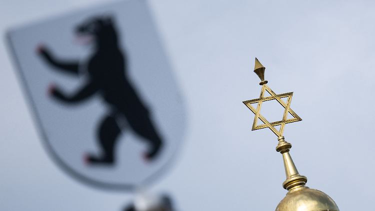 Das Wappen der Stadt Berlin neben dem Davidstern auf der Kuppel des Centrum Judaicum, in dem sich auch die Neue Synagoge Berlin und die Jüdische Gemeinde zu Berlin befinden. 