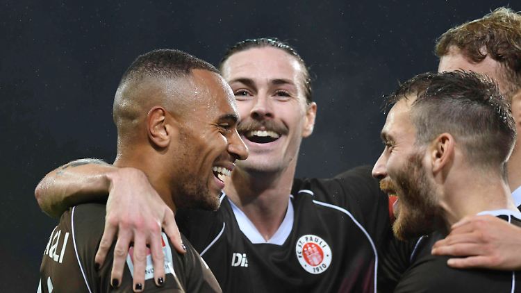 Johannes Eggestein freut sich über das 4:1 für St. Pauli. 