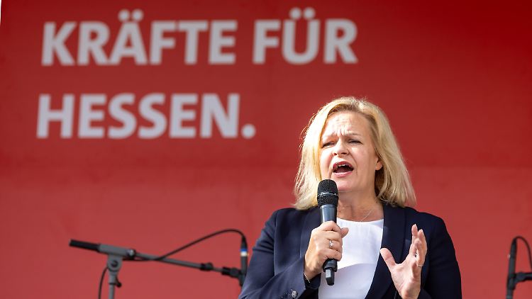 Hat noch mehr als einen Koffer in Berlin: Die hessische SPD-Spitzenkandidatin Faeser beim Wahlkampf. 