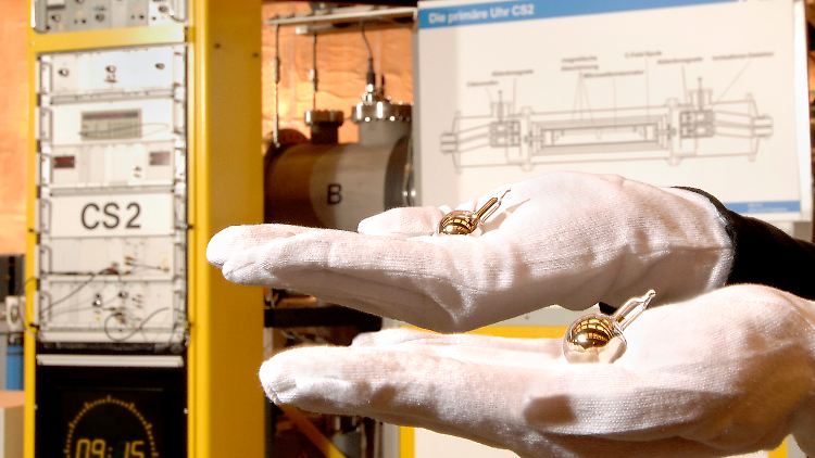 Zwei kleine Cäsium-Ampullen, die den Betrieb der Atomuhr CS2 für die nächsten 20 Jahre ermöglichen.