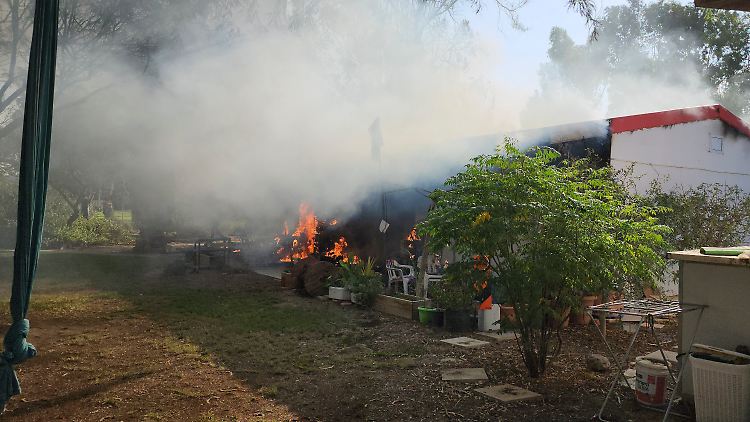 Im Kibbuz Kfar Azza steht nach dem Hamas-Angriff ein Haus in Flammen. 