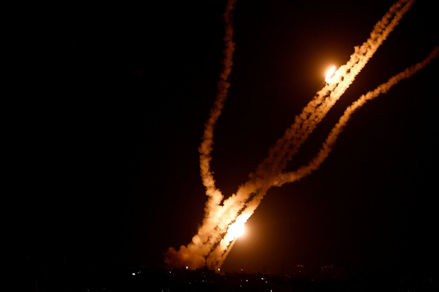 In der Nacht von Freitag auf Samstag fliegen zunächst Tausende von Raketen aus dem Gazastreifen Richtung Israel. 