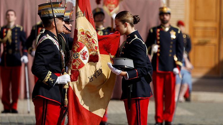 Leonor küsst die spanische Flagge während der Vereidigungszeremonie an der Militärakademie in Saragossa. 