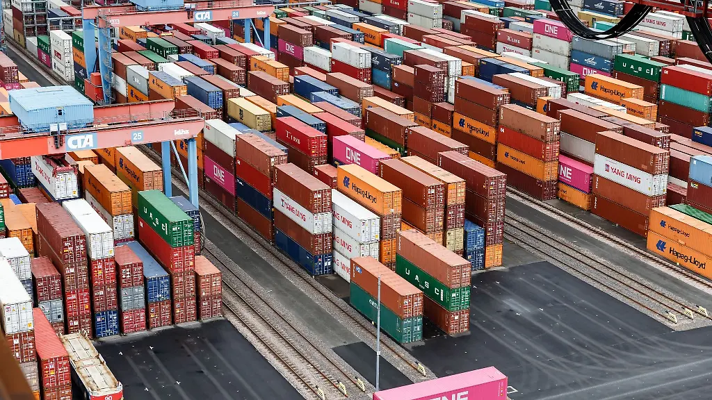 Container-stehen-in-einem-Containerterminal-Der-geplante-Bau-in-Polen-ist-ist-wegen-befuerchteter-Umweltschaeden-umstritten