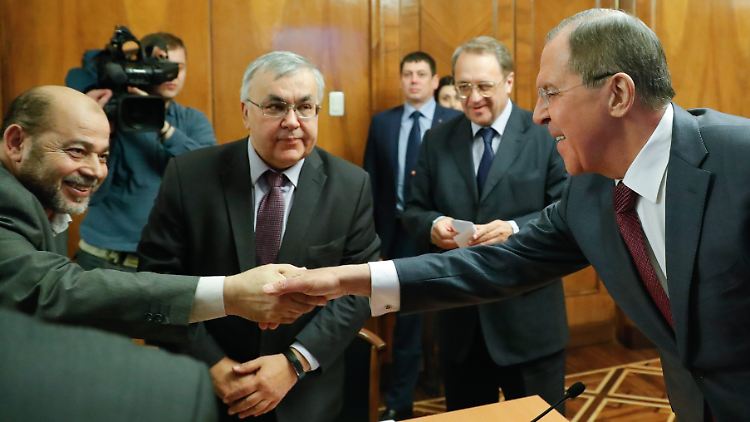 Der Kreml hat Kontakte zur Hamas: Der politische Führer der Miliz, Marzook (l.), und der russische Außenminister Lawrow (r.) bei einem Treffen in Moskau. (Archivbild)