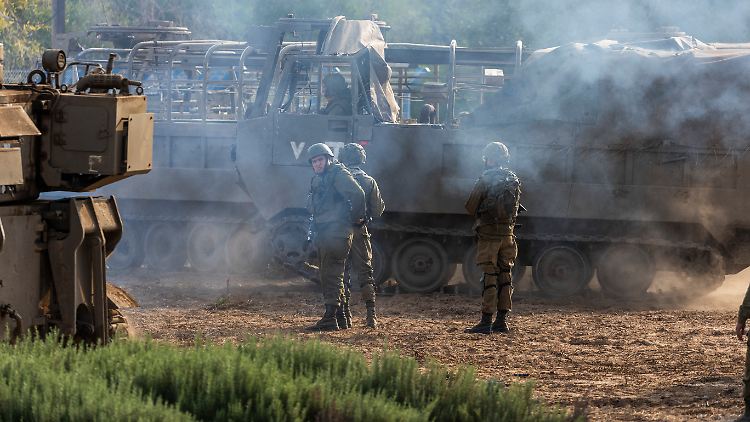 Israels Militär hat nach eigenen Angaben inzwischen mehrere Zehntausend Soldaten an der Grenze zum Gazastreifen zusammengezogen. 